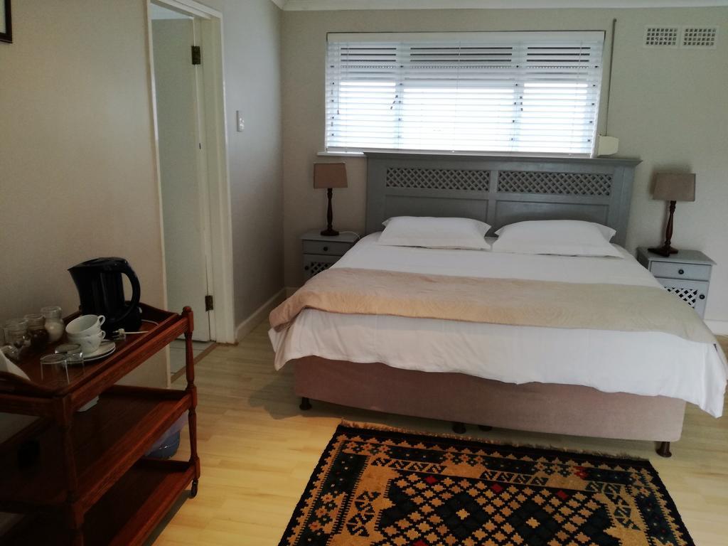 Livesey Lodge Guest House Hermanus Oda fotoğraf